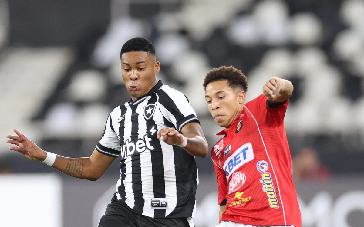 Caio Roque estreia como titular no Botafogo, mas deixa a desejar contra o Caracas