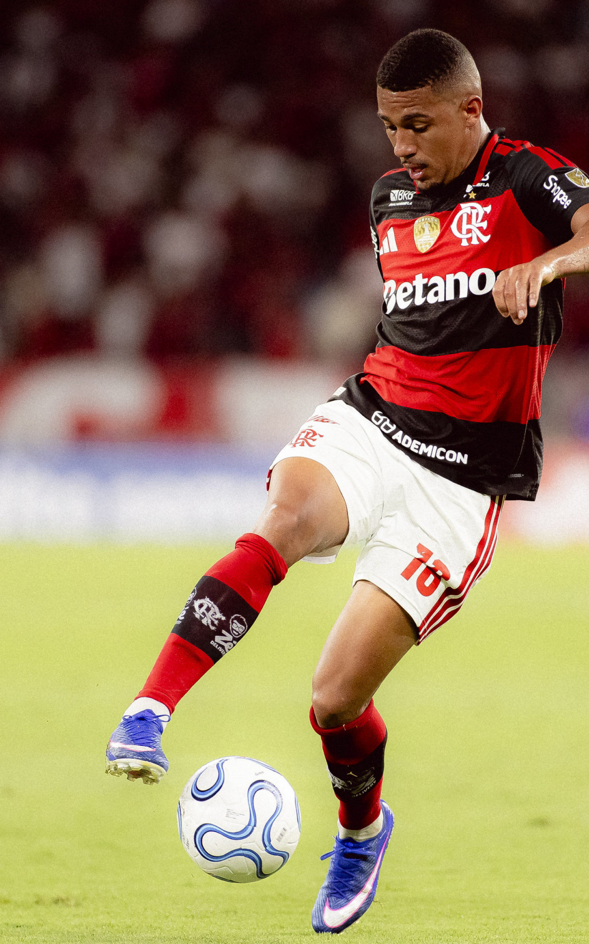 Samuel Lino destaca mudança no estilo de jogo com Leonardo Jardim no Flamengo