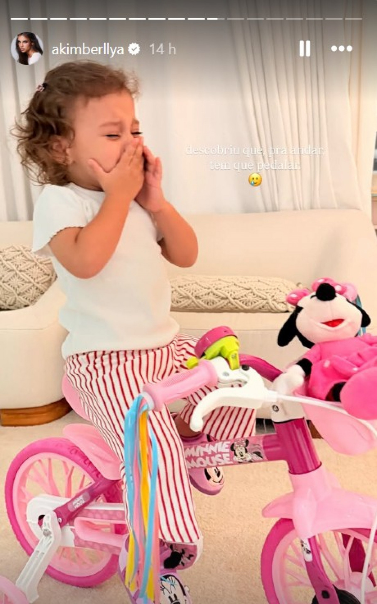 Filha de Neymar se diverte e enfrenta desafio ao aprender a pedalar bicicleta