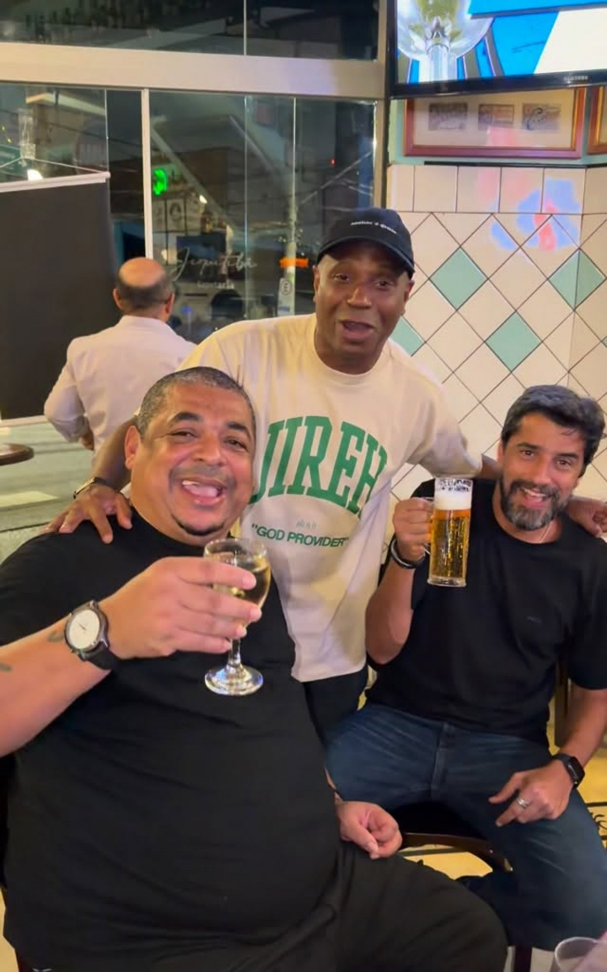 Edilson Capetinha reúne Alberto Cowboy e Vampeta em encontro animado pós-BBB 26