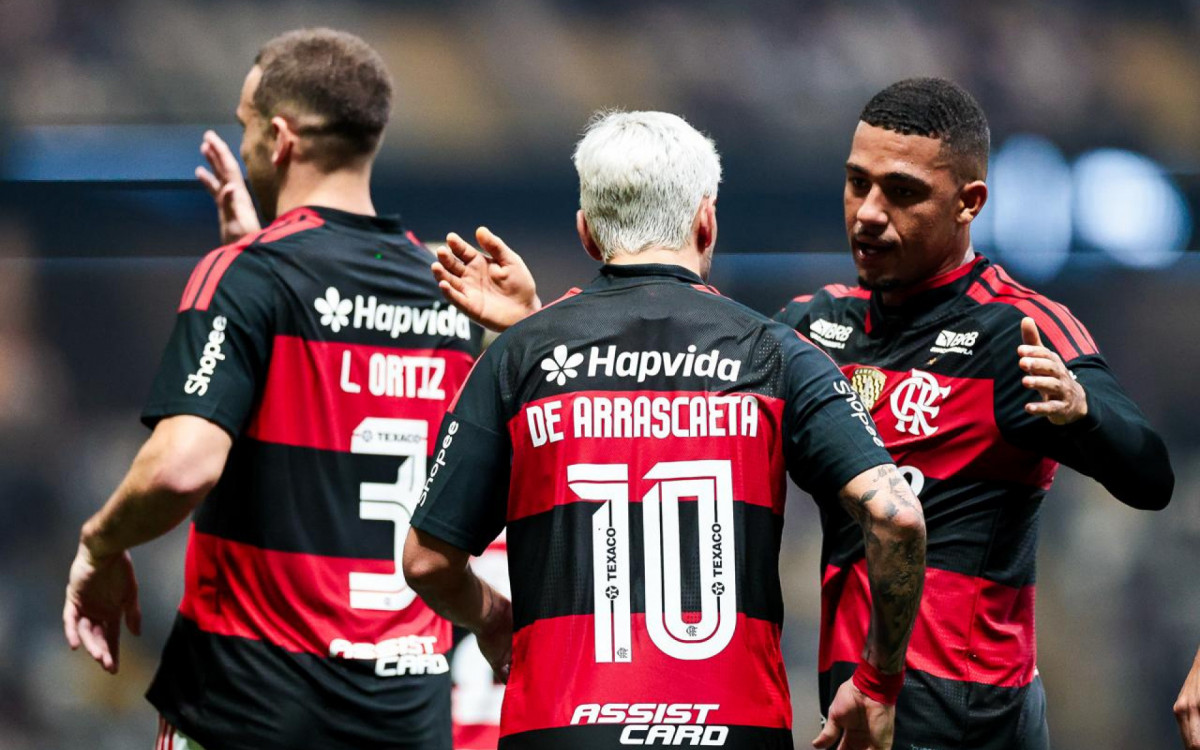 Flamengo atropela Atlético-MG em BH e dispara na briga pelo título