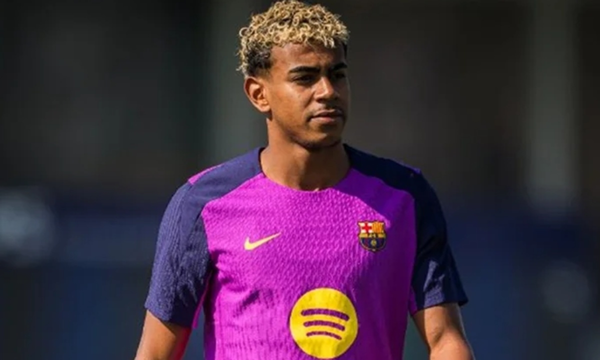 Hansi Flick condena cânticos islamofóbicos e destaca clássico entre Barcelona e Atlético