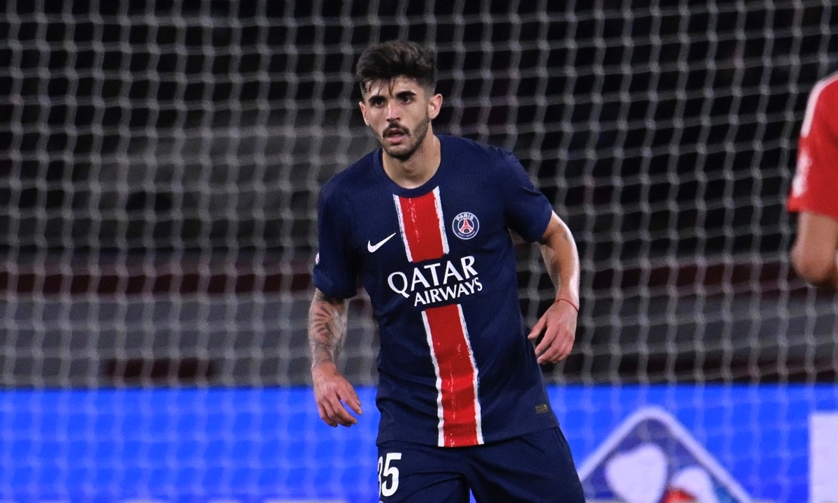 Lucas Beraldo brilha no meio-campo do PSG e ganha elogios de Luis Enrique