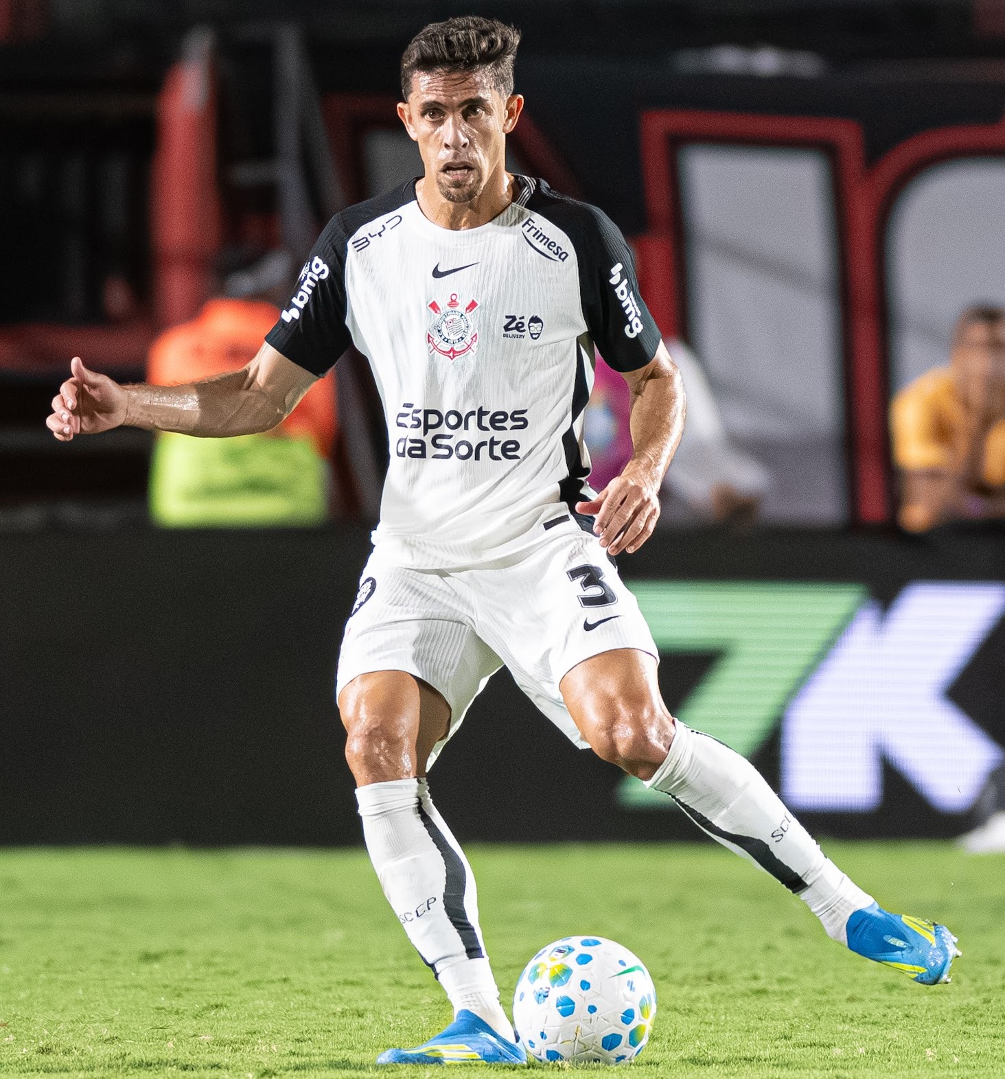 Corinthians empata com Vitória e vê crise se aprofundar no Brasileirão