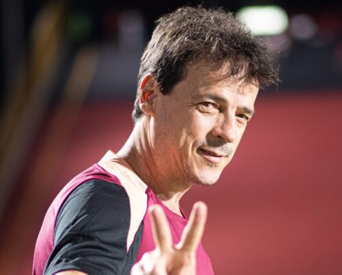 Fernando Diniz brilha no Corinthians com início invicto e defesa sólida