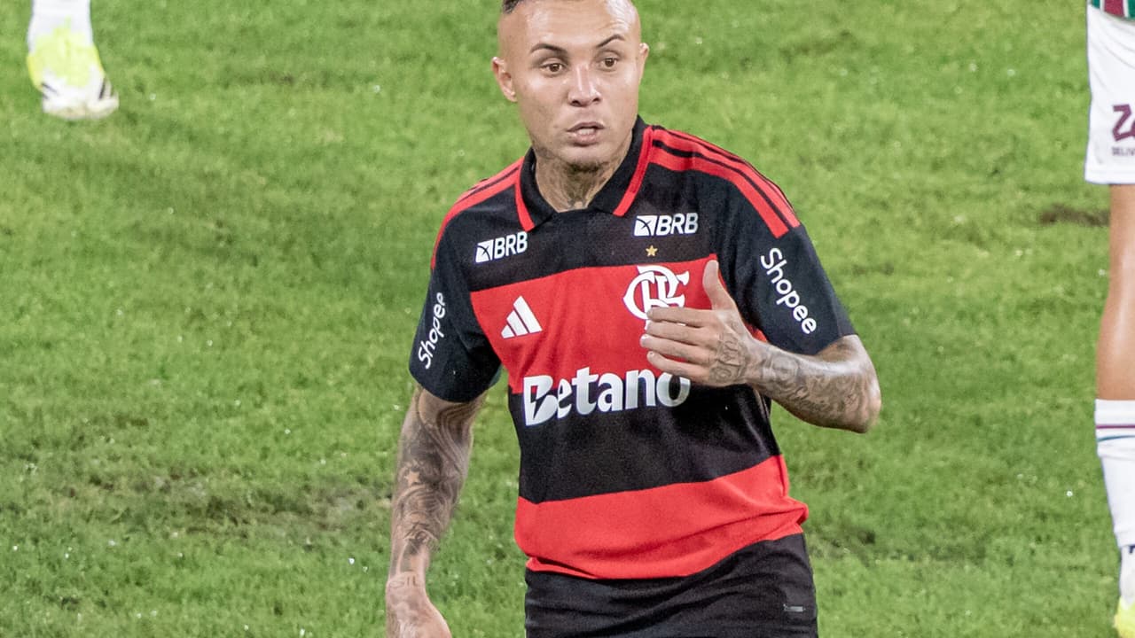 Corinthians observa Everton Cebolinha e mantém cautela em contratações