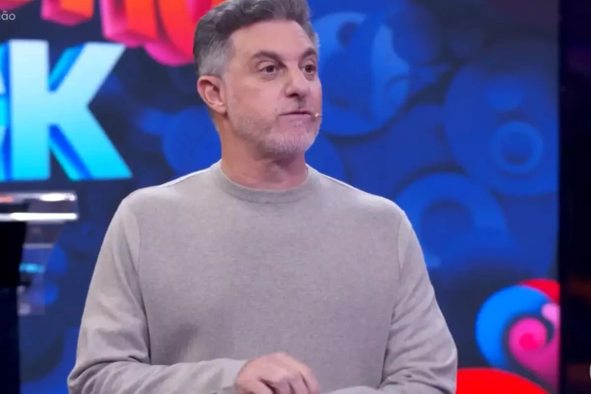 Domingão com Huck tenta segurar audiência diante do clássico Palmeiras x Corinthians