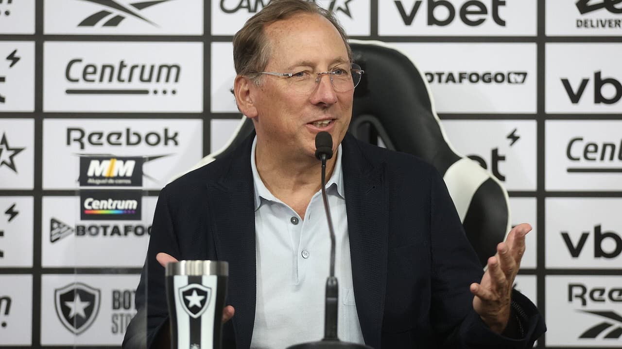 Botafogo vive impasse após AGE de John Textor e decisão fica para próxima semana