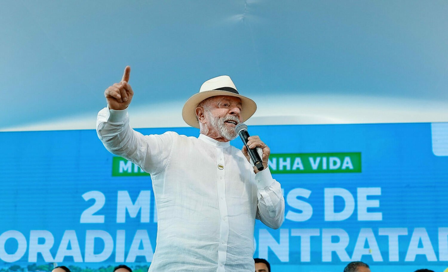 Lula retorna a Brasília após procedimentos médicos e retoma rotina com cuidados