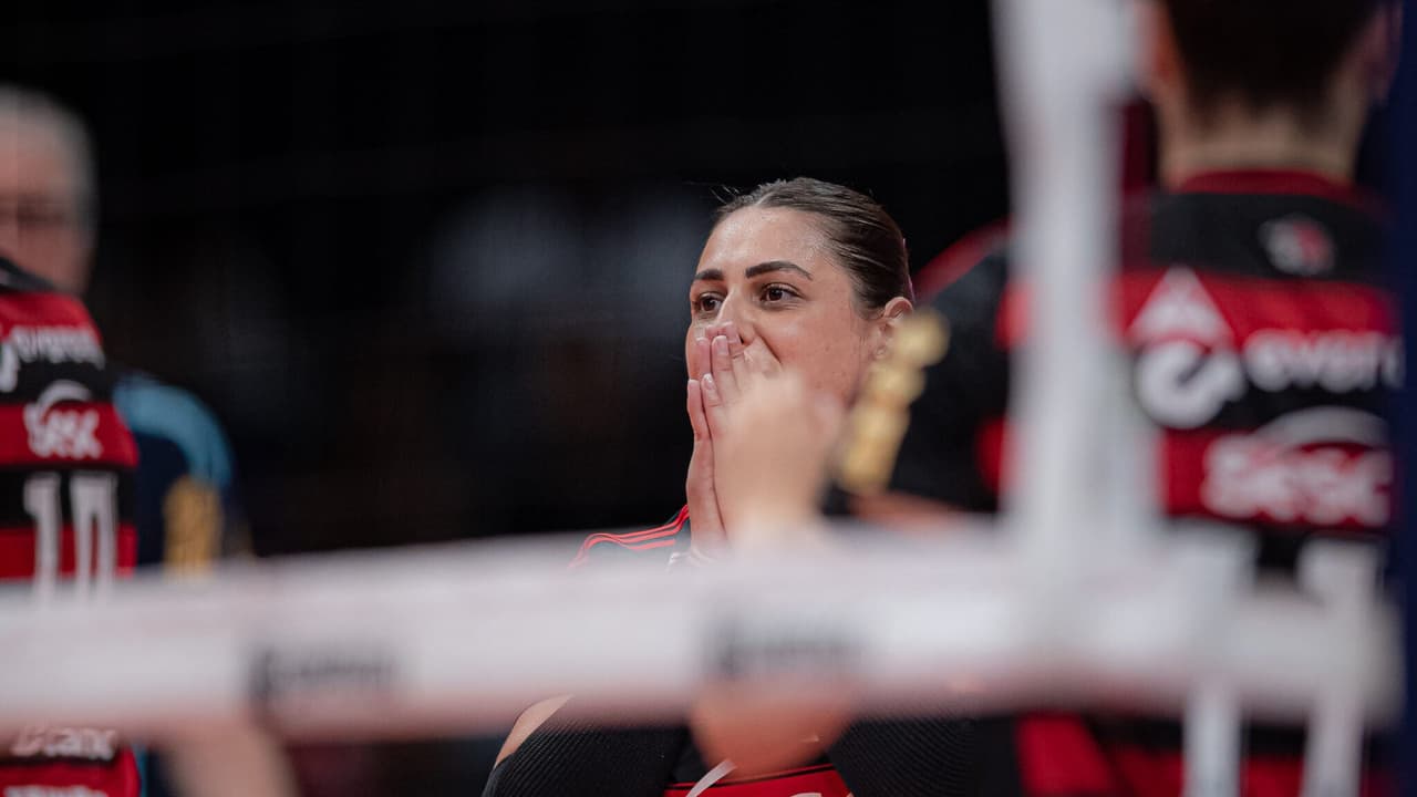 Giovana celebra vaga do Sesc Flamengo nas semifinais da Superliga Feminina