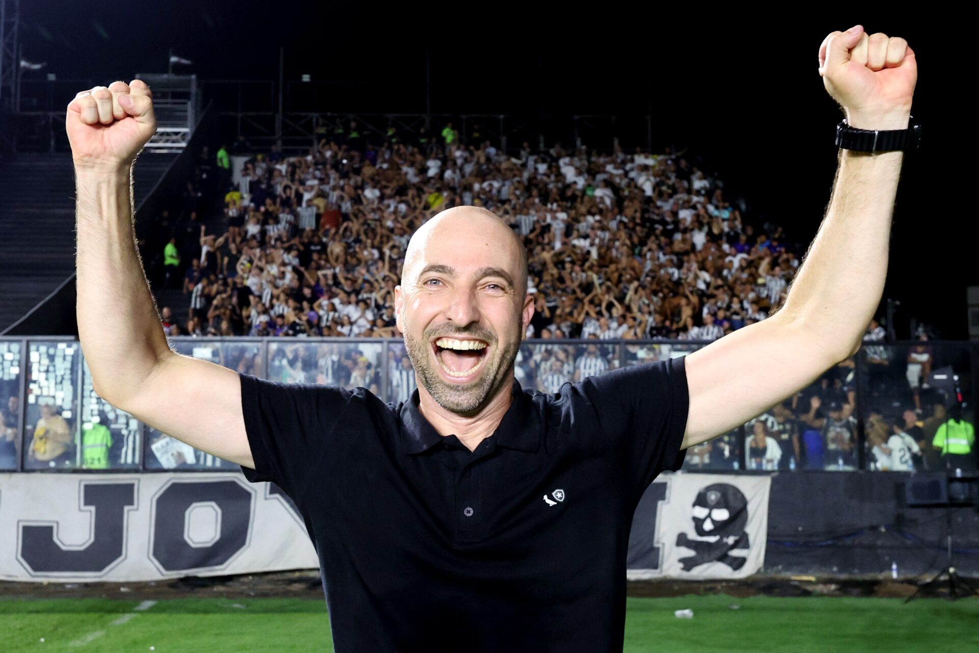 Botafogo vira no Vasco e mostra evolução com Bellão antes de chegada de novo técnico