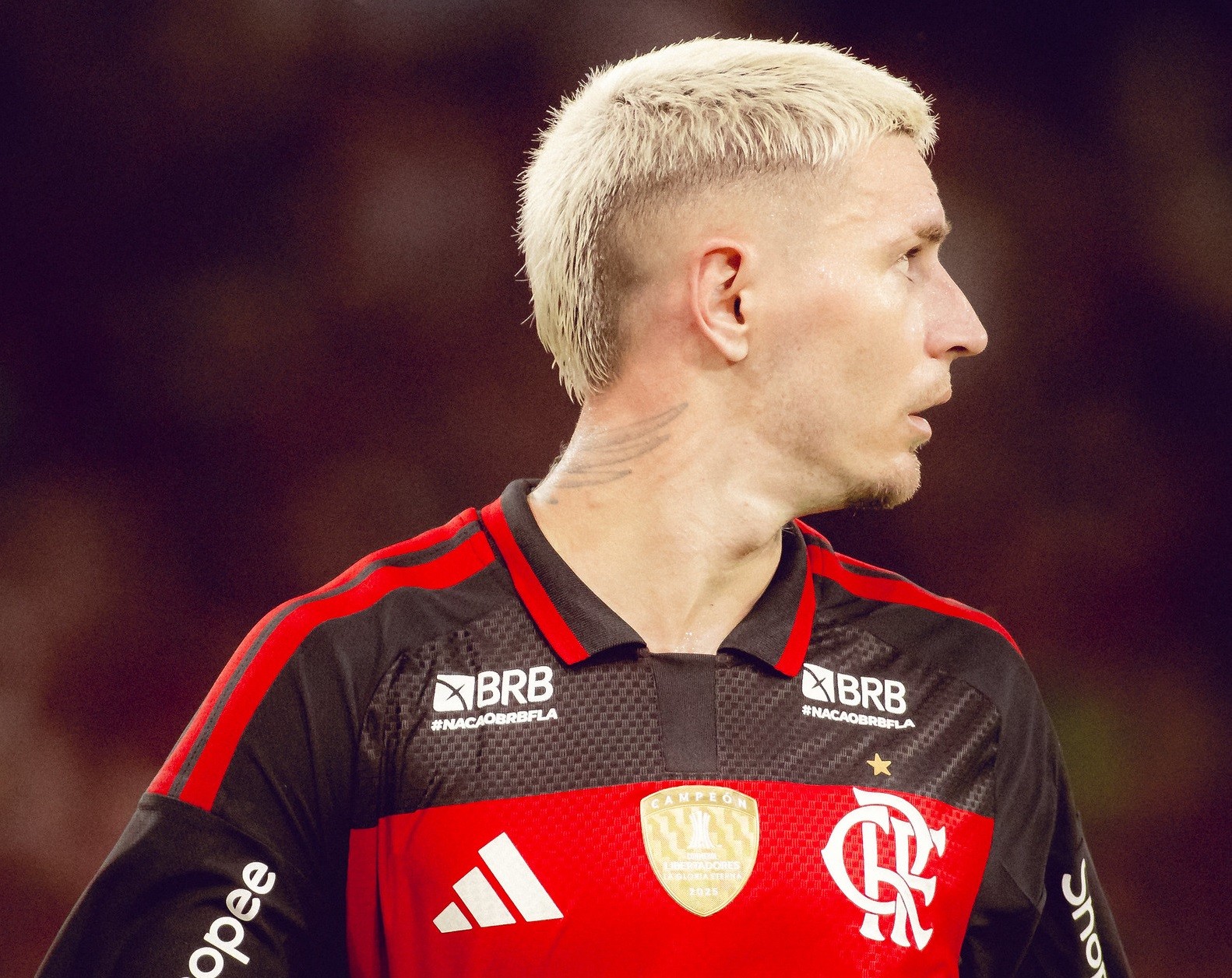 Varela se destaca no Flamengo e garante renovação até 2027 após jogo brilhante