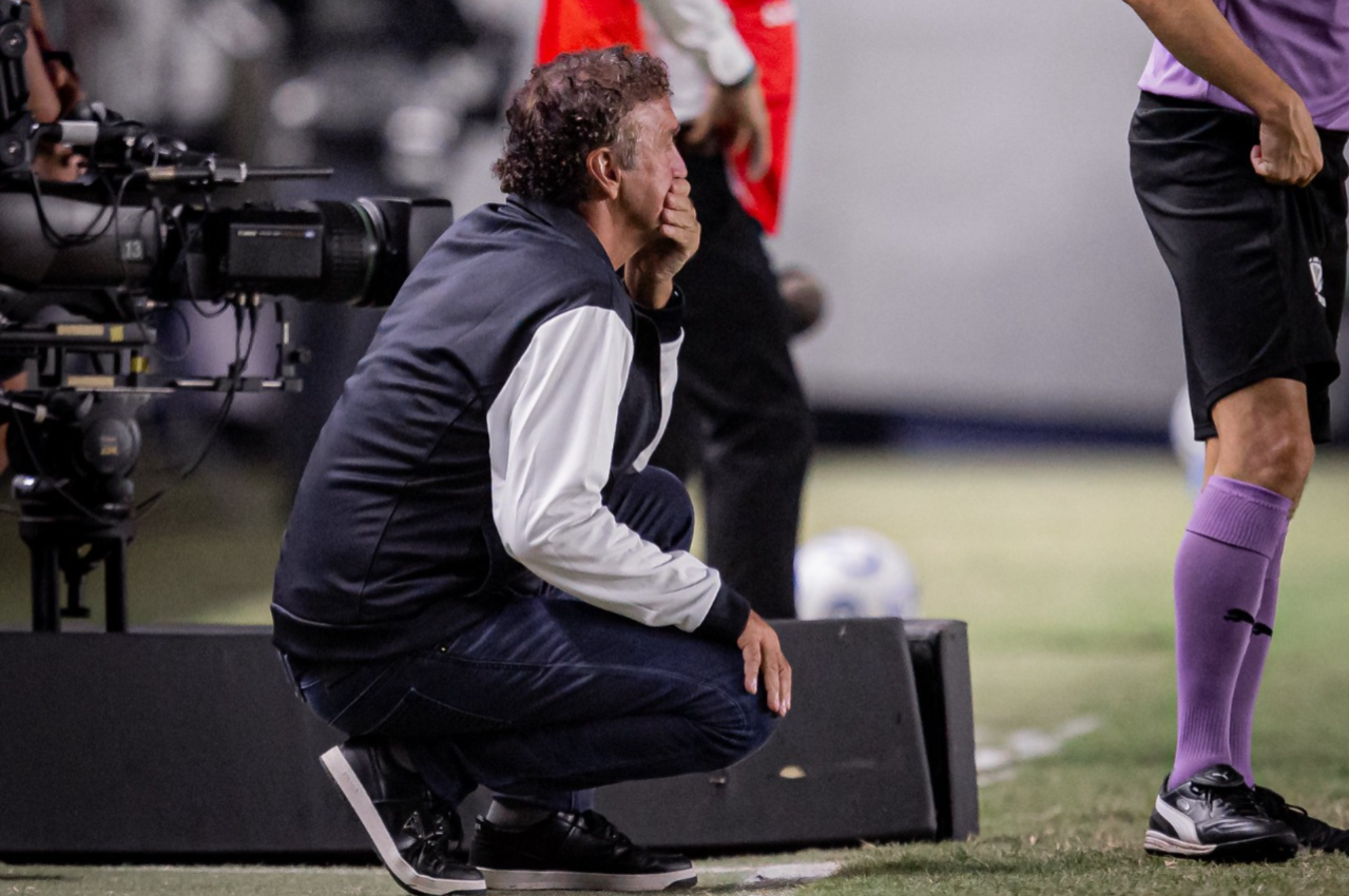 Santos busca vitória inédita contra Fluminense em cinco anos sob comando de Cuca