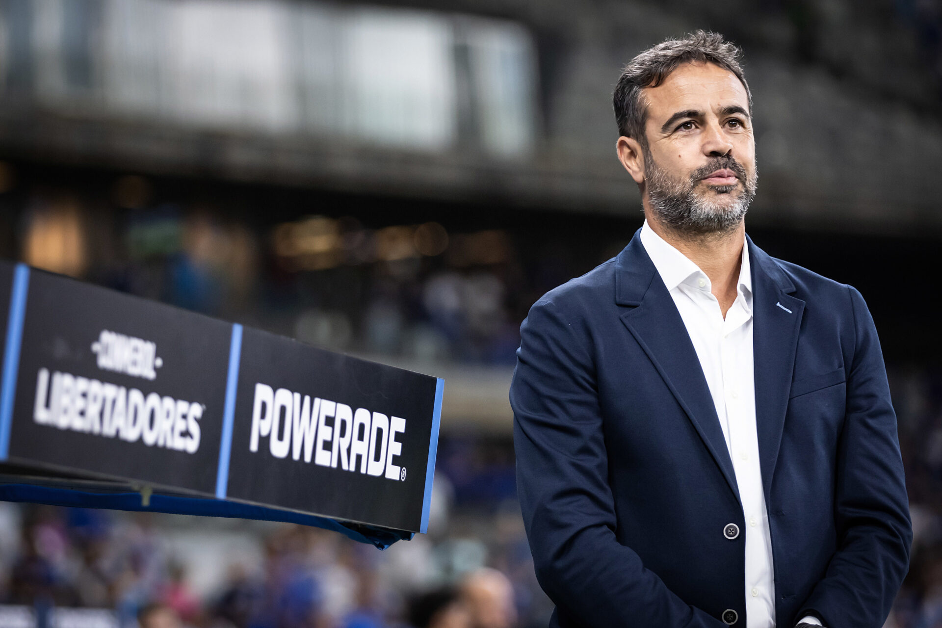 Cruzeiro enfrenta crise defensiva em 2026 e aposta em renovação para virar o jogo