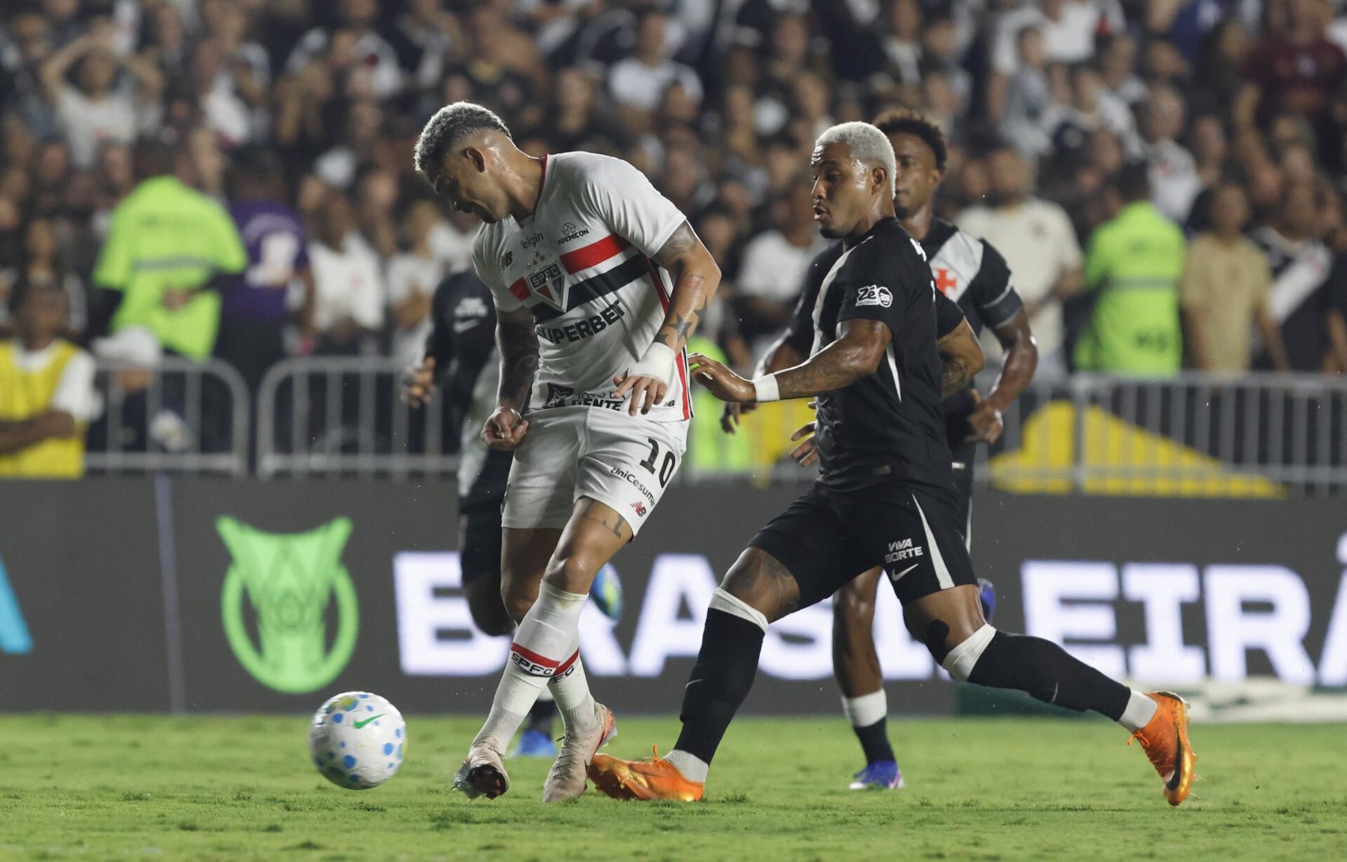 São Paulo sofre virada para o Vasco e vê G4 ameaçado no Brasileirão