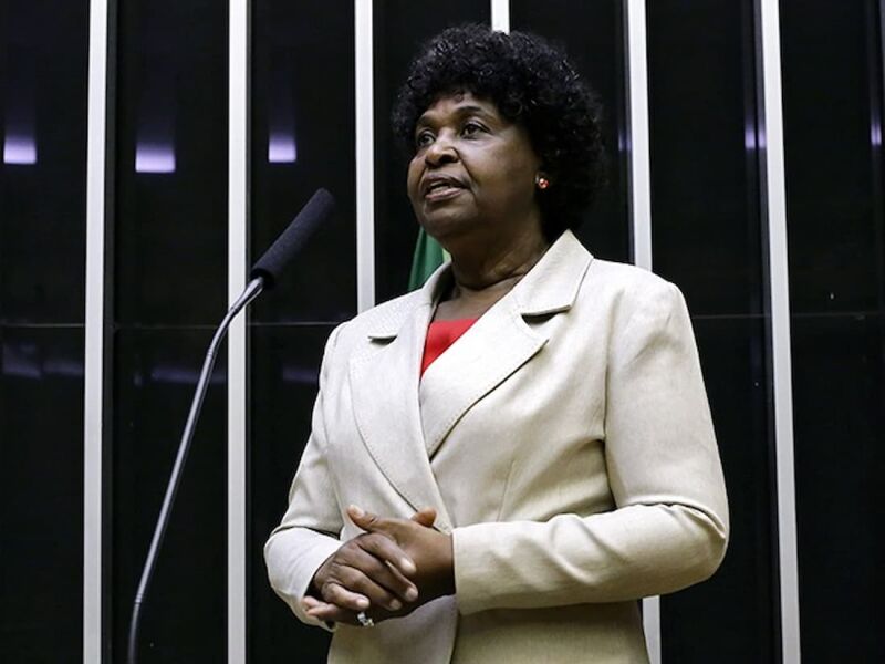 Benedita da Silva enfrenta resistência interna no PT do Rio na escolha de seus suplentes