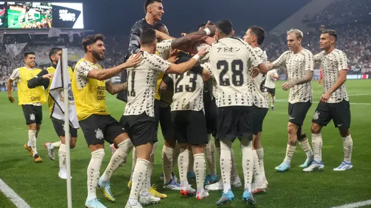 Cacá Escapa de Suspensão e Brinca com Torcida Antes do Duelo Vitória x Corinthians – imagem do artigo