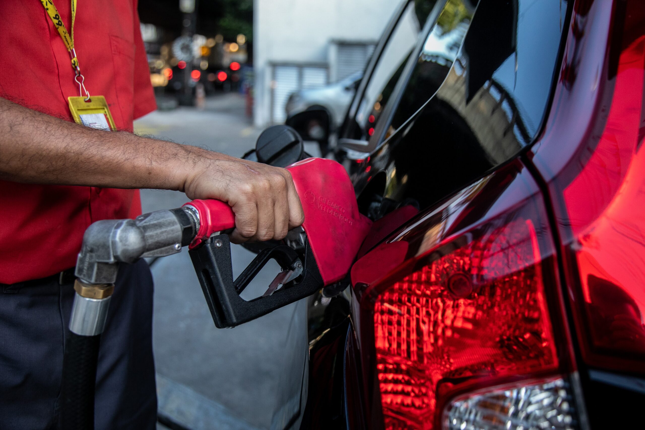 Governo amplia desoneração de combustíveis para frear alta dos preços