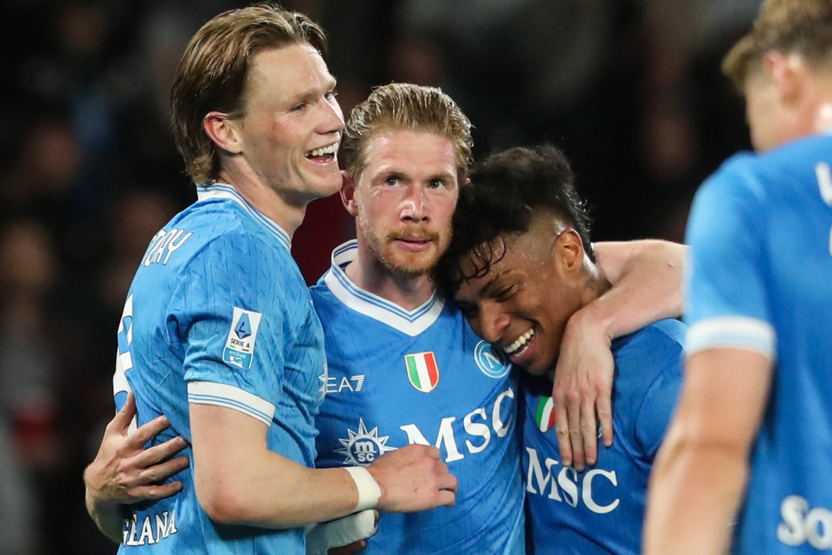 Napoli atropela Cremonese e mantém pressão na vice-liderança do Italiano