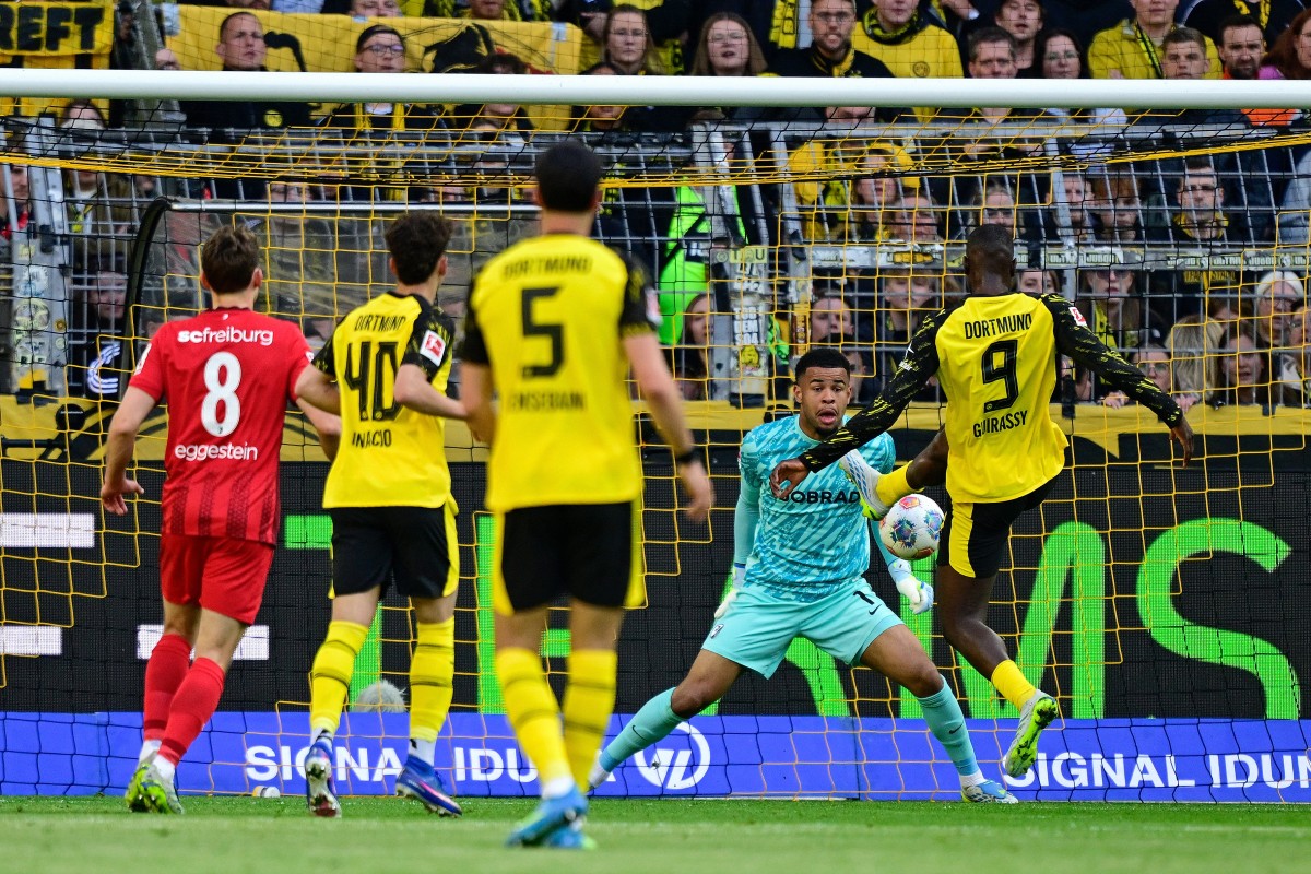 Borussia Dortmund domina e garante vaga na Champions com goleada sobre Freiburg