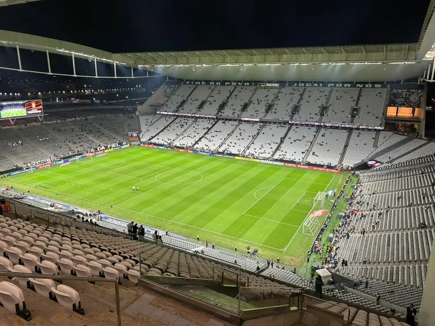 Corinthians e Vasco se enfrentam com pressões e objetivos distintos no Brasileirão