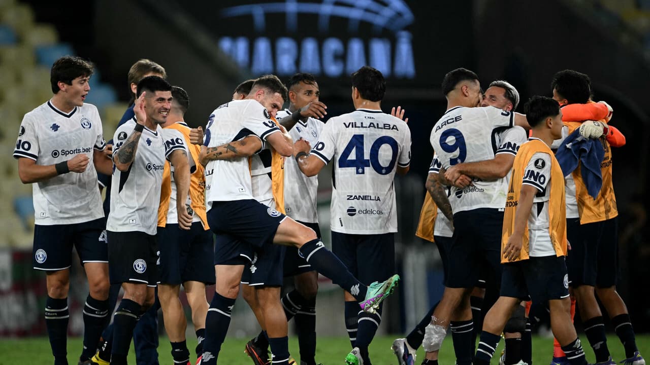 Esposa de zagueiro do Fluminense gera polêmica com bandeira de rival na Libertadores