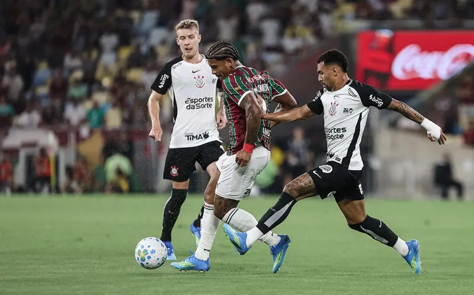 Fluminense domina e afunda Corinthians com goleada no Maracanã