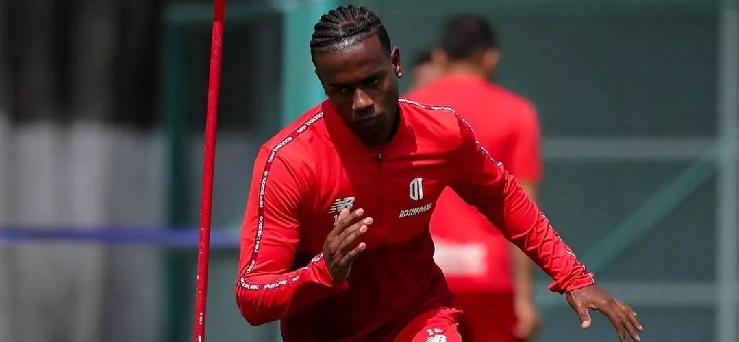 Helinho sofre racismo e é punido após confusão em jogo do Toluca no México