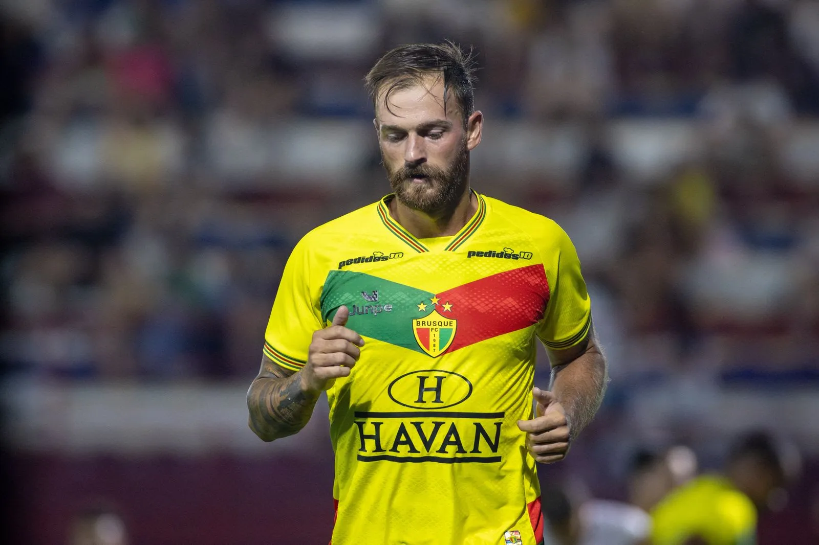 Jonatan Lucca Volta ao Futebol Brasileiro e Brilha na Estreia pelo Brusque na Série C