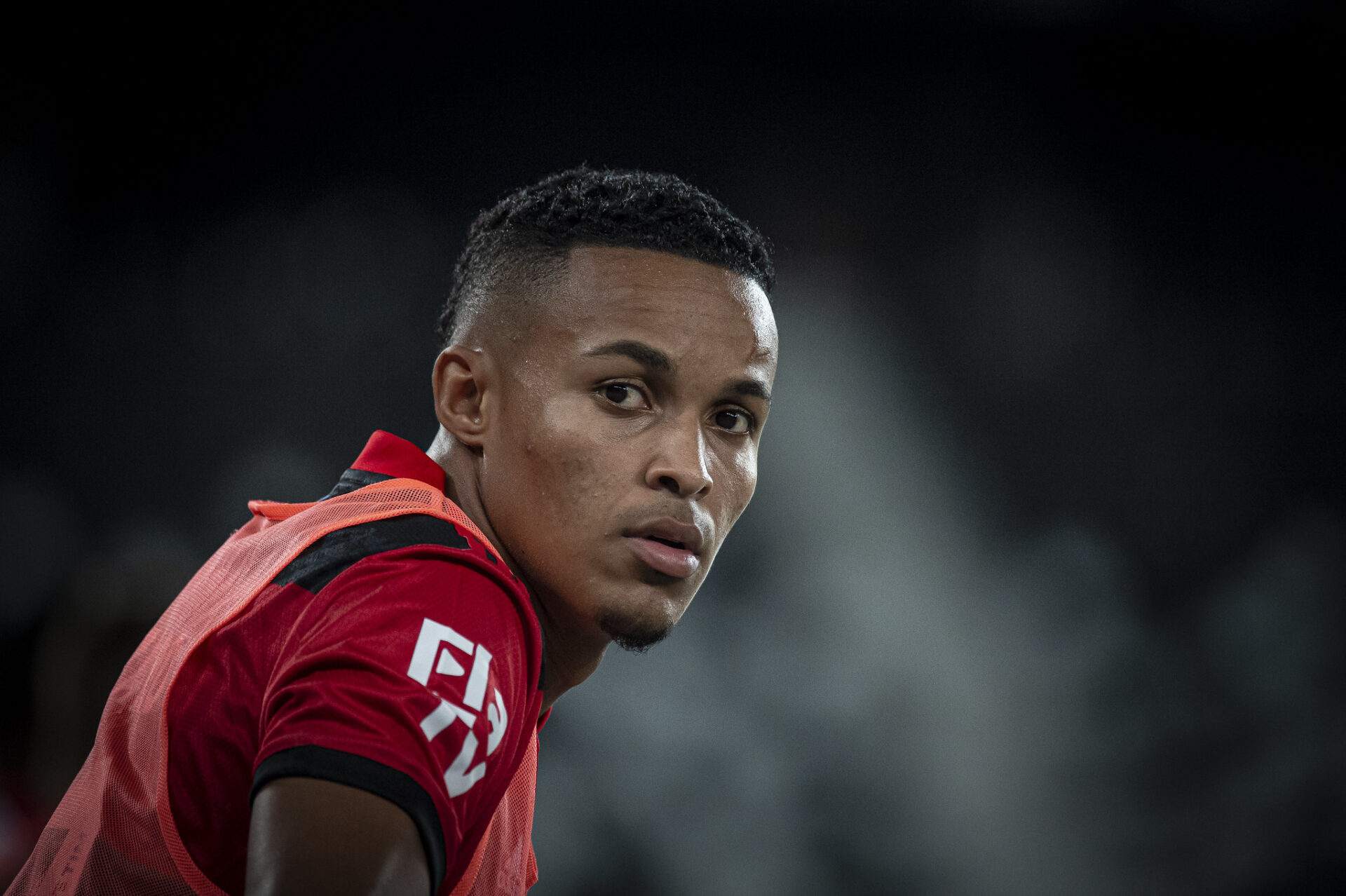 Flamengo pressiona Almería por dívida milionária na venda de Lázaro