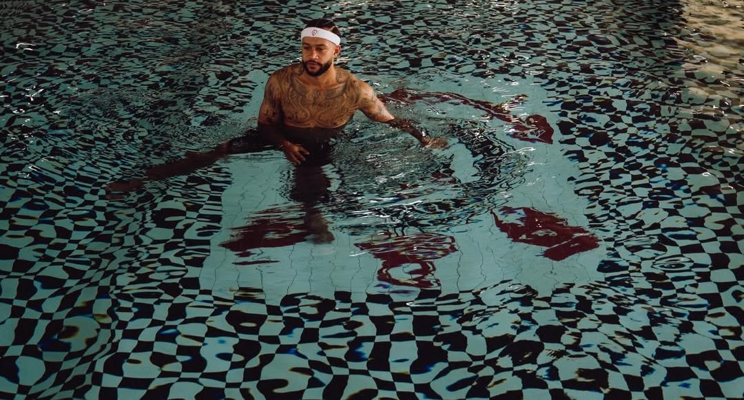 Memphis Depay mostra evolução na recuperação e fica fora do clássico contra o Palmeiras