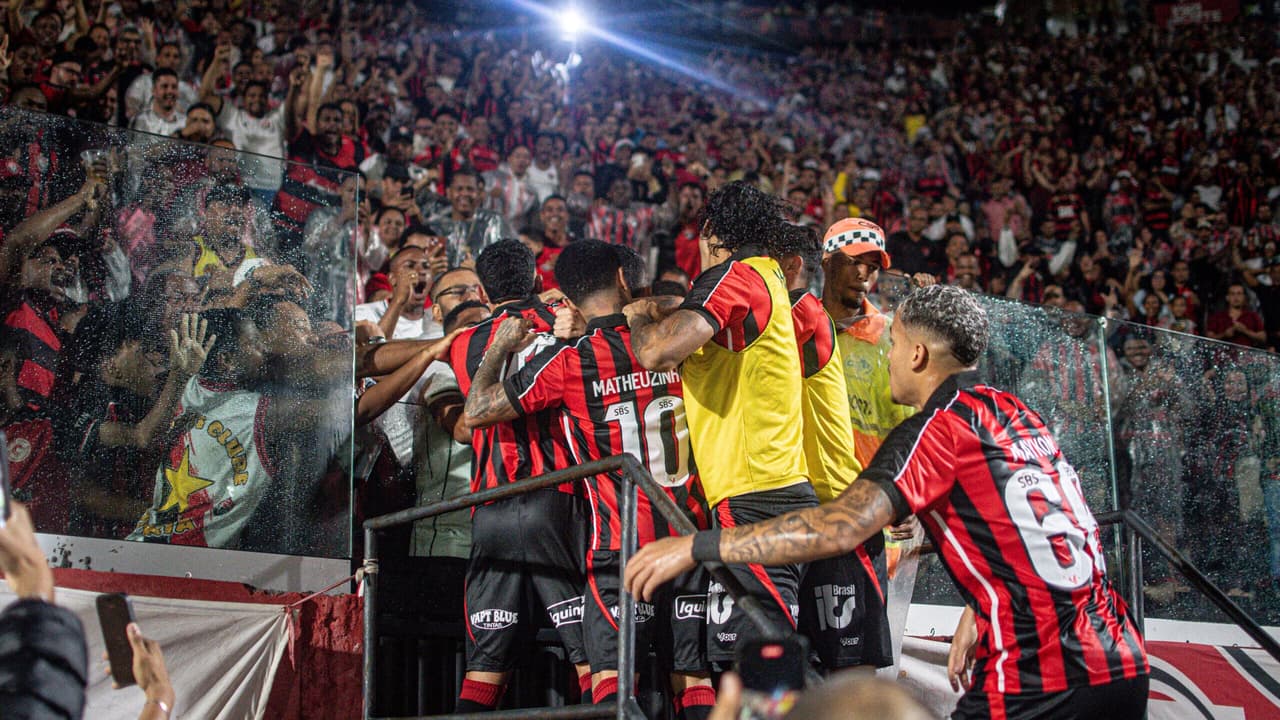 Comemorar gol com a torcida pode render cartão amarelo no futebol brasileiro