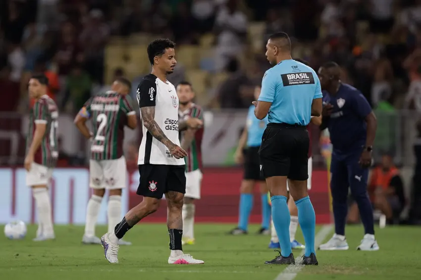 Allan, do Corinthians, é suspenso por gesto obsceno e já cumpriu pena no Brasileirão