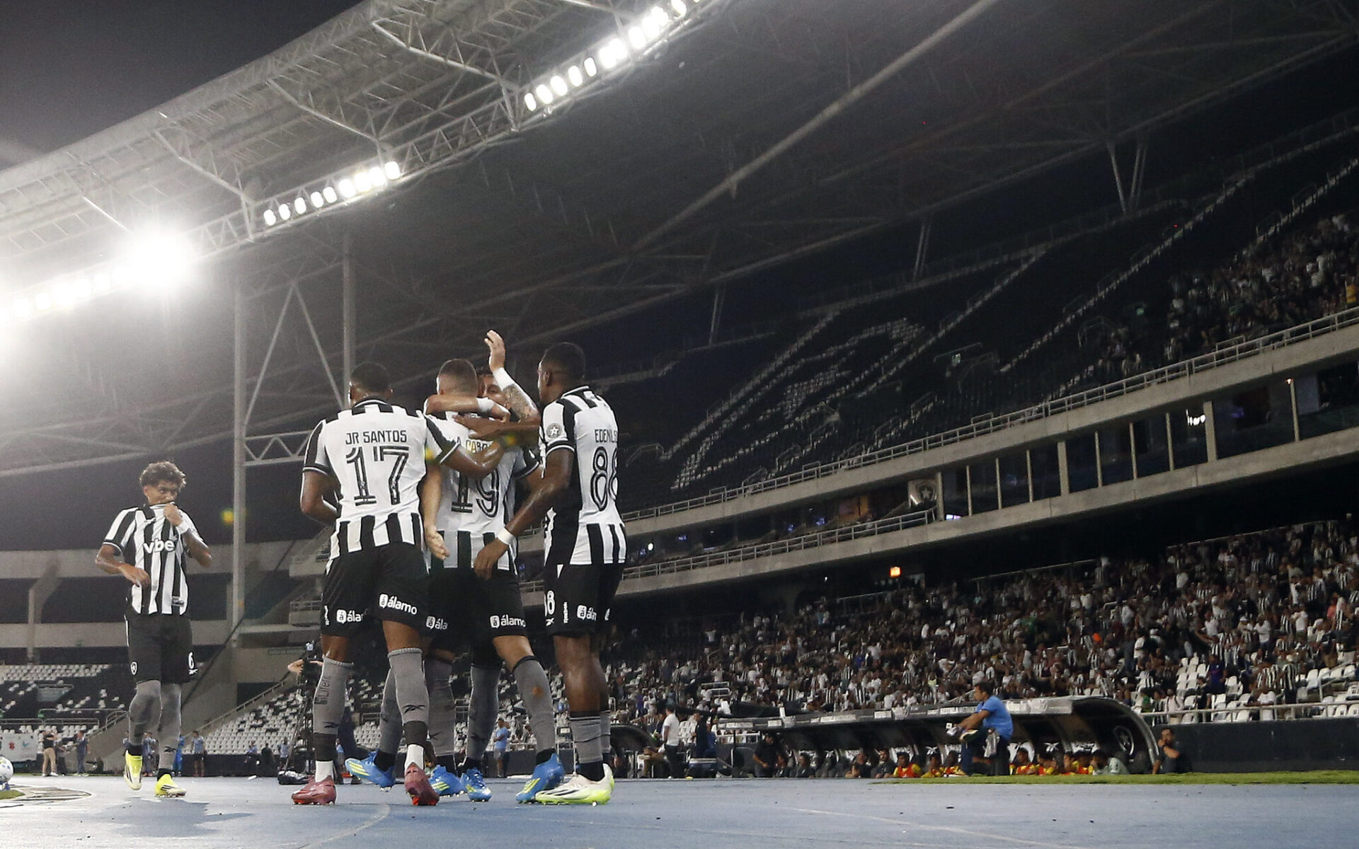 Botafogo respira aliviado com vitória e sai da zona de rebaixamento no Brasileirão