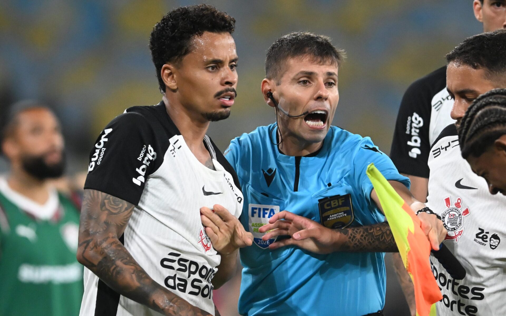 VAR revela gesto obsceno de Allan e gera expulsão no duelo Corinthians x Fluminense