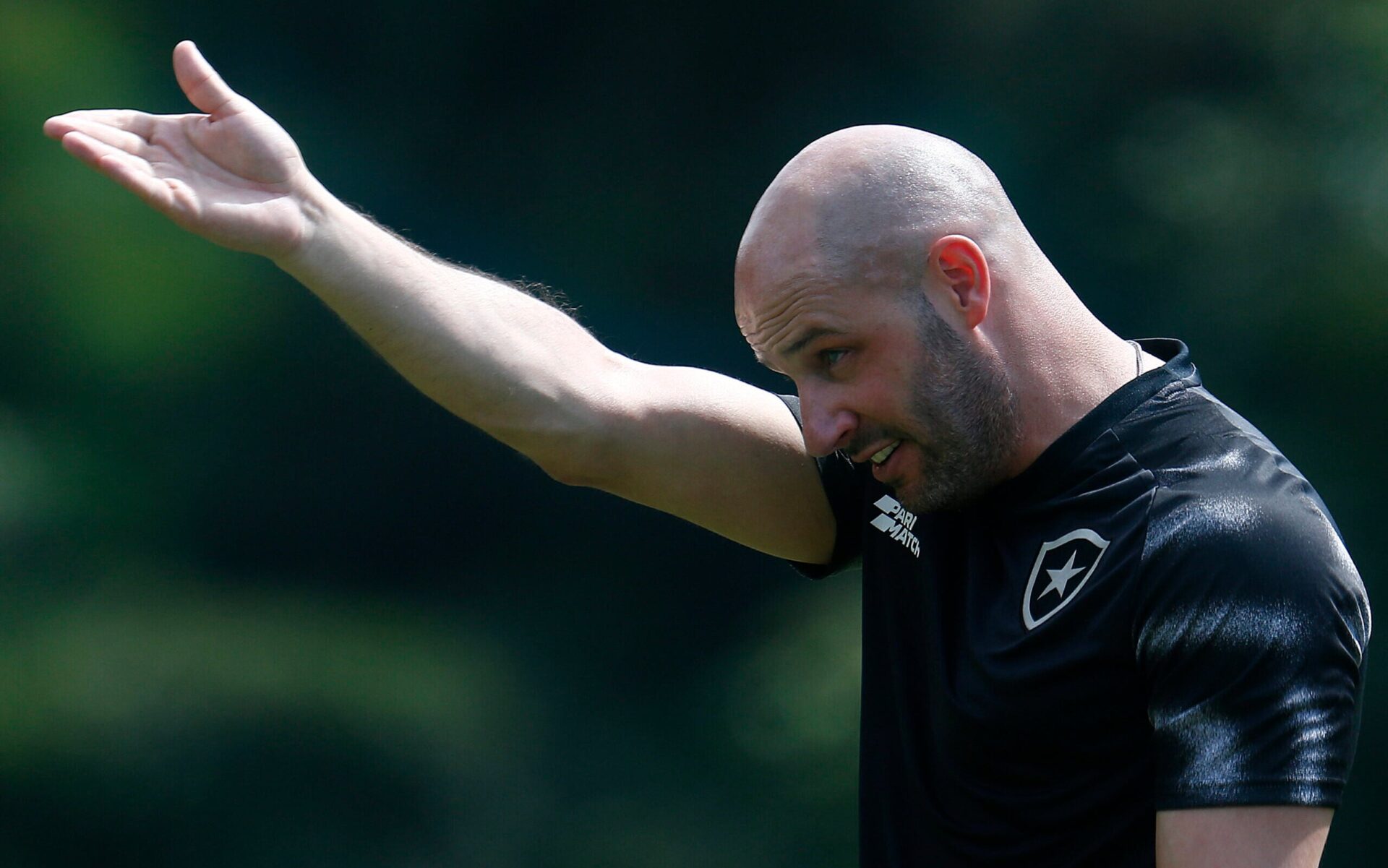 Botafogo aposta em jovem treinador português para renovar o time em 2026