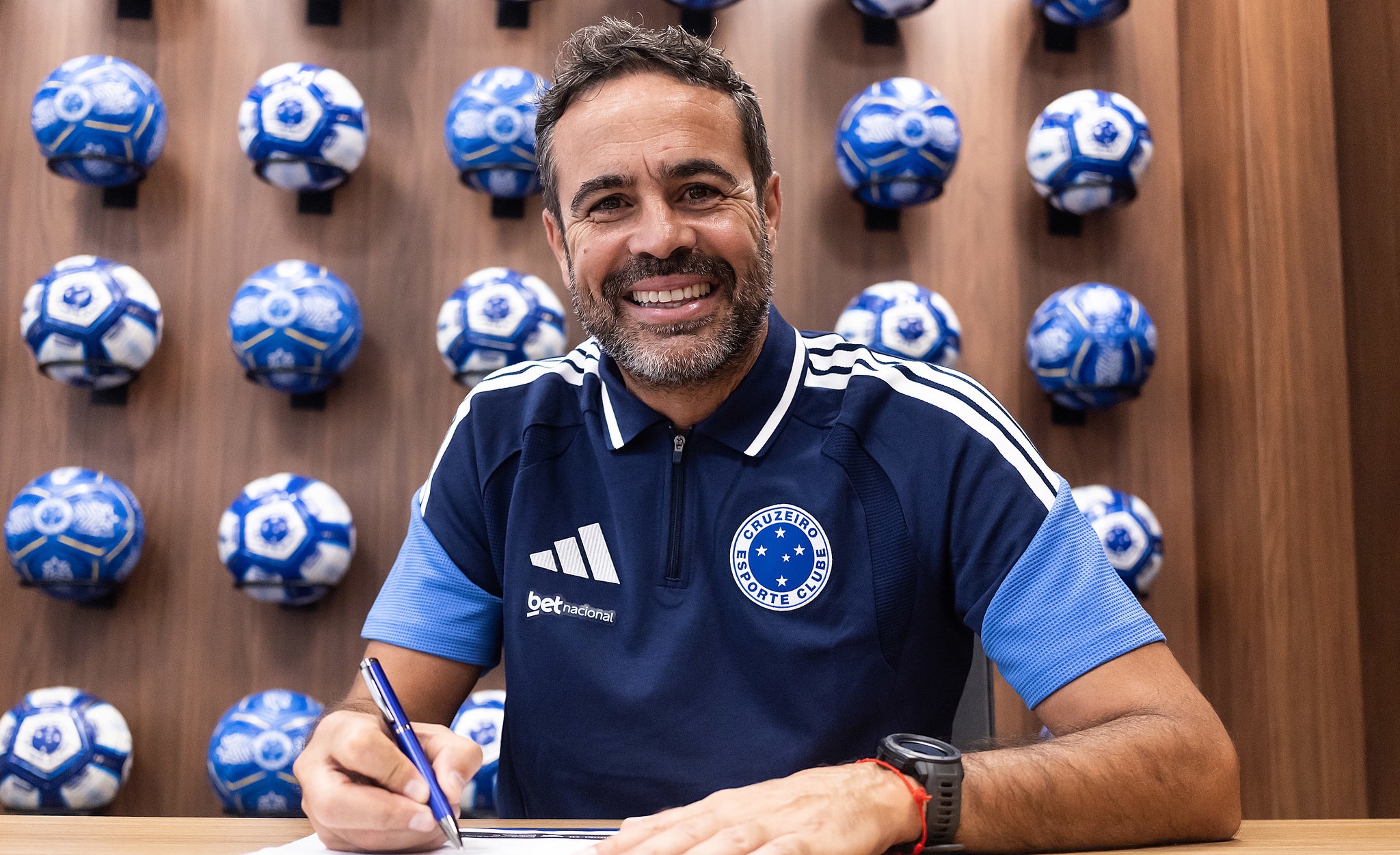 Artur Jorge renova com Cruzeiro até 2030 e assume compromisso de longo prazo