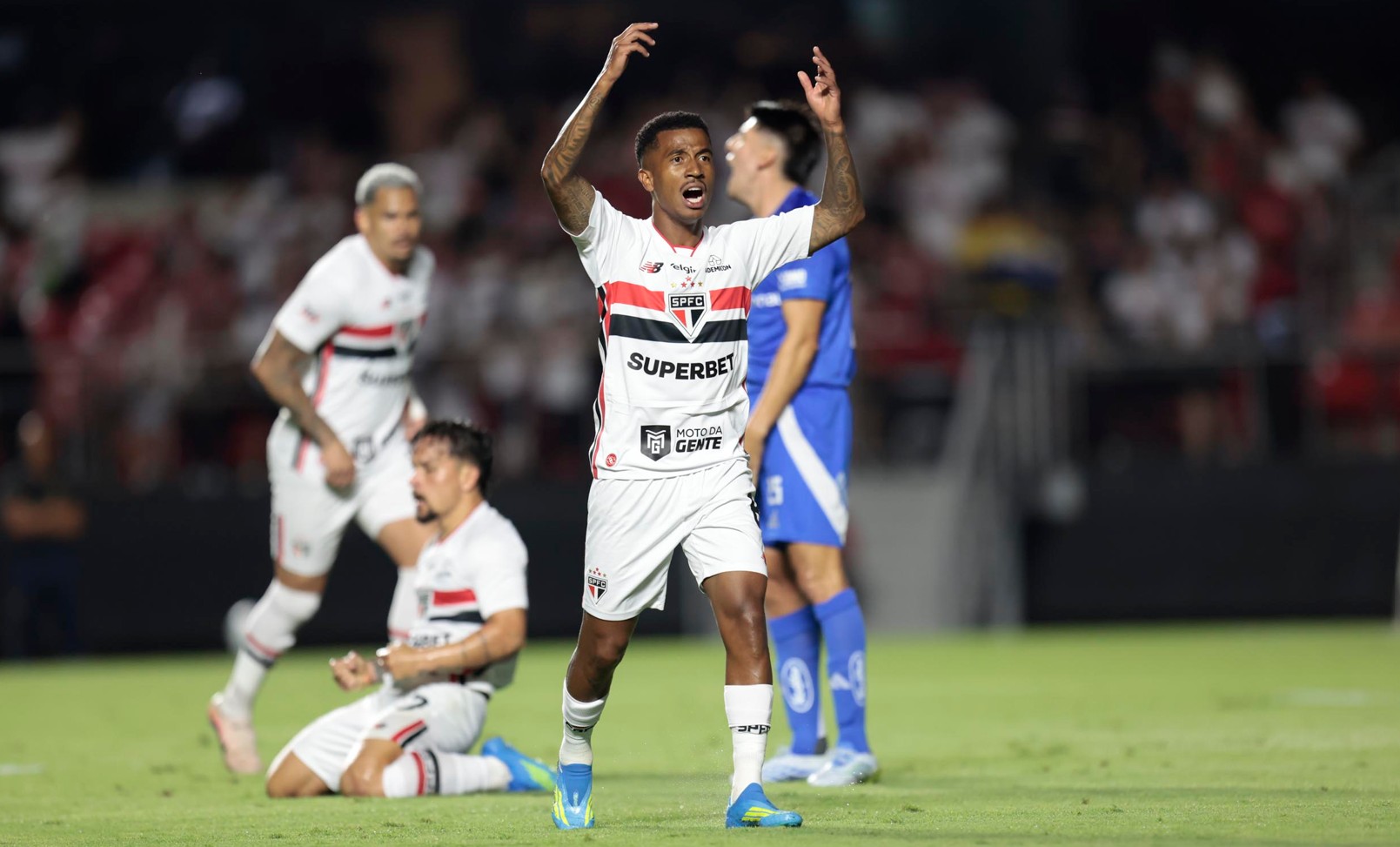 São Paulo atropela Cruzeiro por 4 a 1 e complica ainda mais a Raposa no Brasileiro