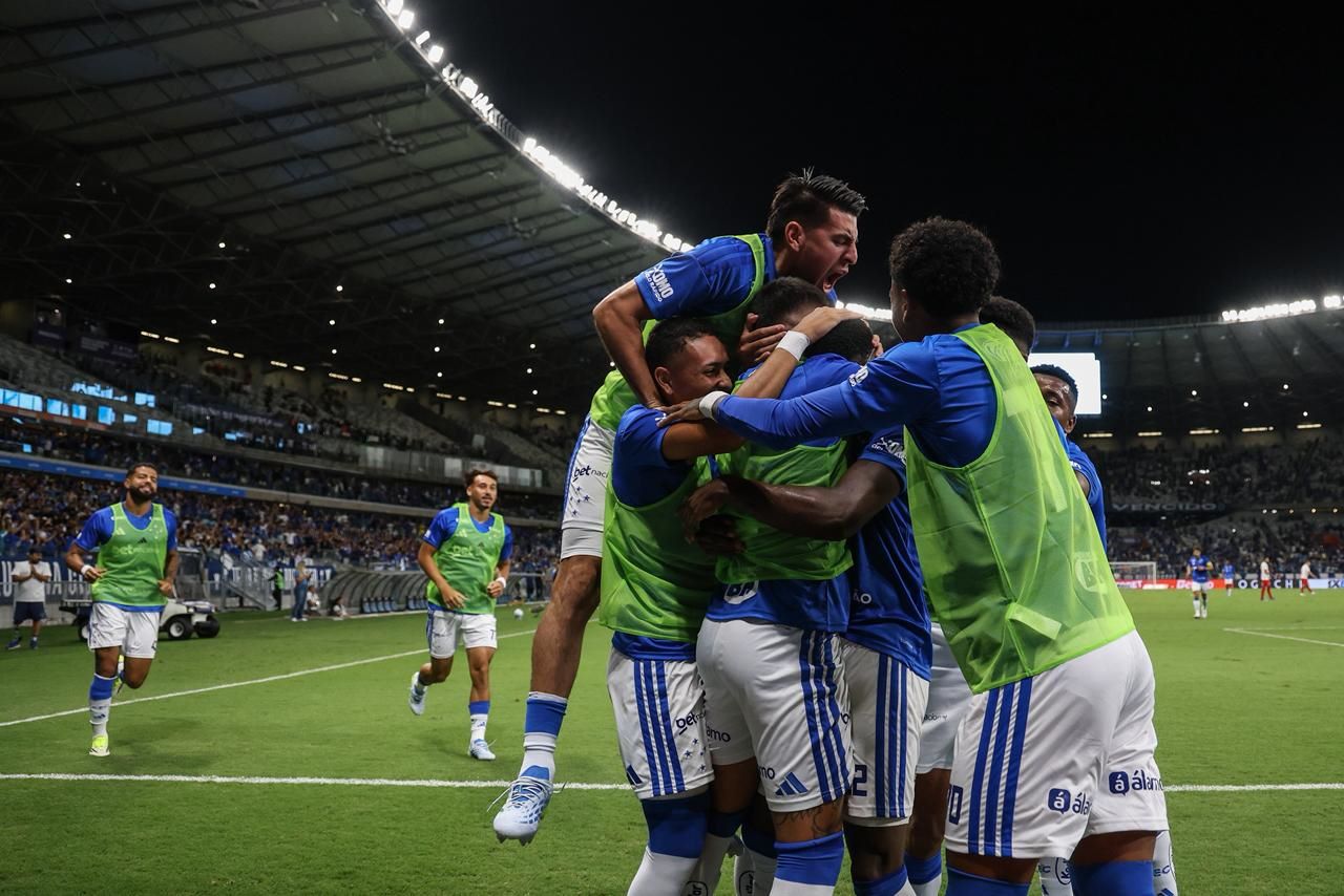 Cruzeiro vira contra Red Bull Bragantino e mostra evolução no Brasileiro 2026