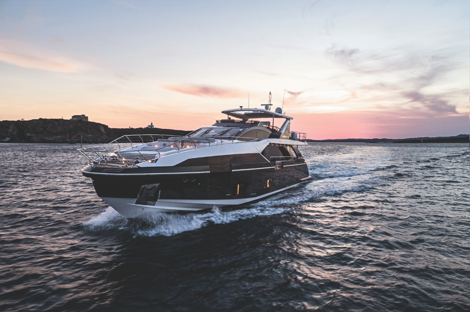 Celebridades do futebol e da música exibem lanchas de luxo no Rio Boat Show 2026