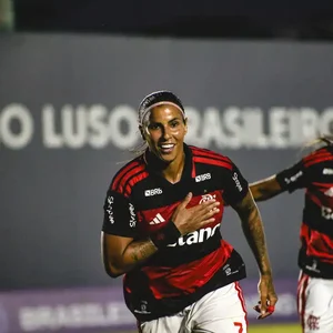 Flamengo vence Vitória por 3 a 1 e sobe na tabela do Brasileirão Feminino