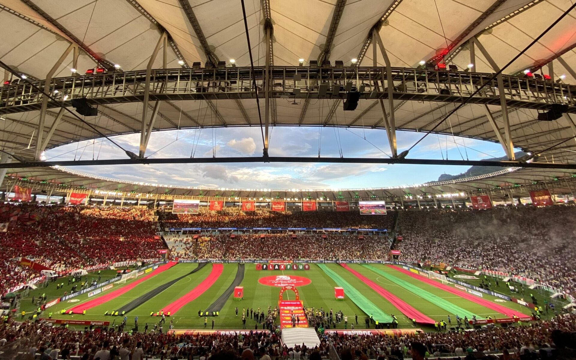 Fluminense e Flamengo se enfrentam no Maracanã com invencibilidade em jogo