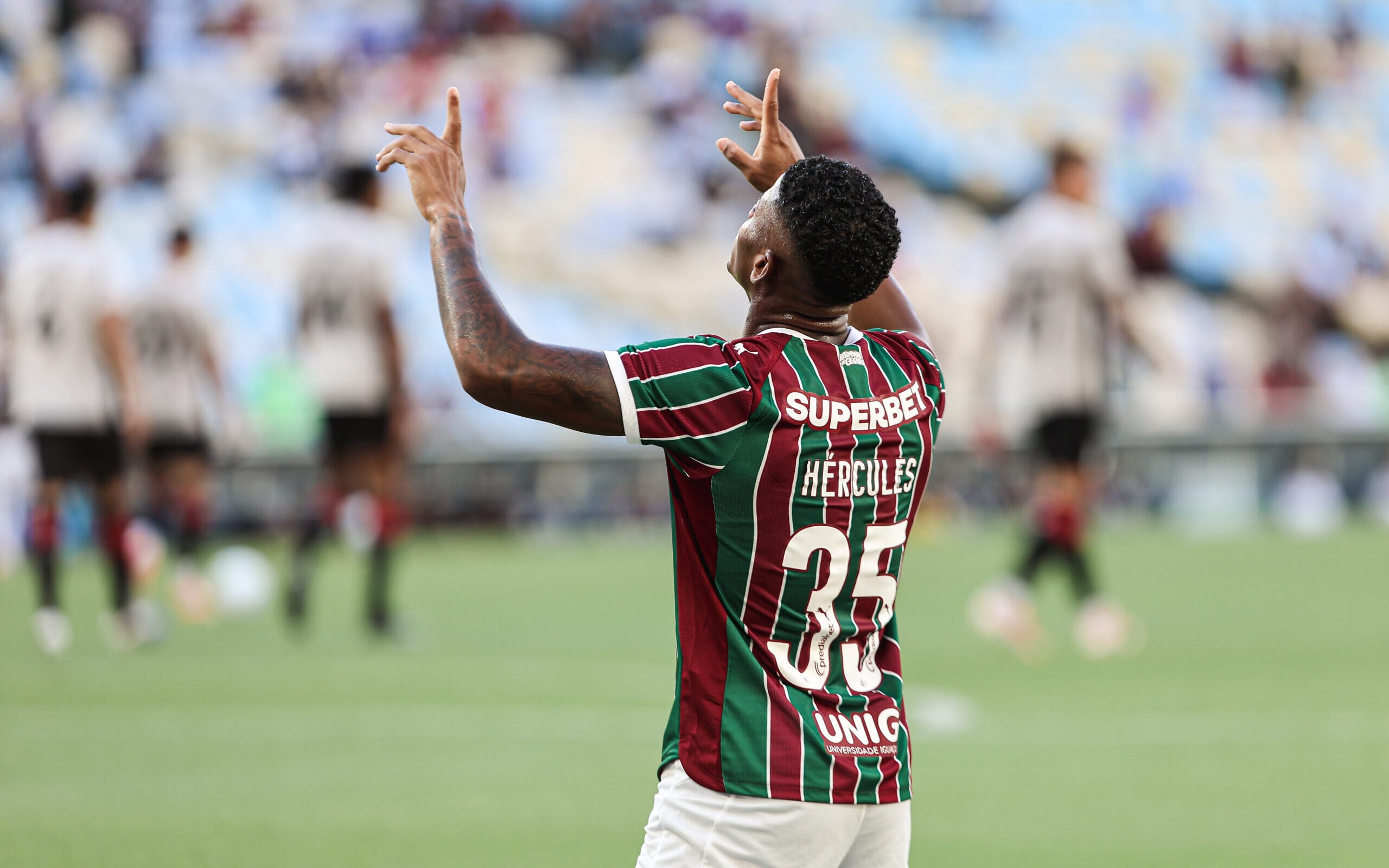 Fluminense busca liderança do Brasileirão contra Coritiba em jogo decisivo