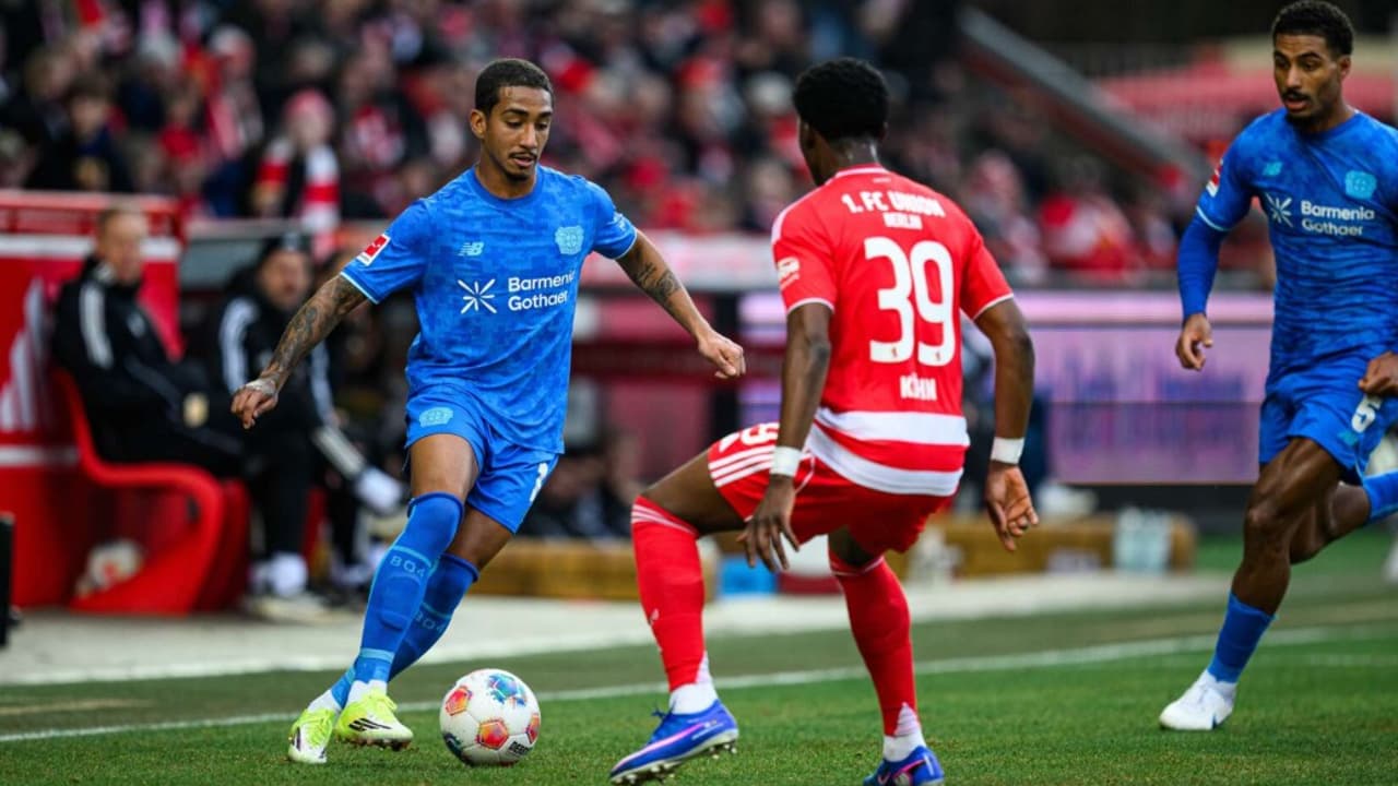 Arthur volta aos gramados após recuperação relâmpago e surpreende no Bayer Leverkusen