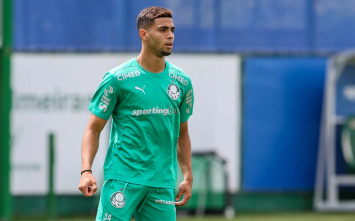 Arthur assume a lateral-esquerda do Palmeiras e ganha confiança de Abel Ferreira