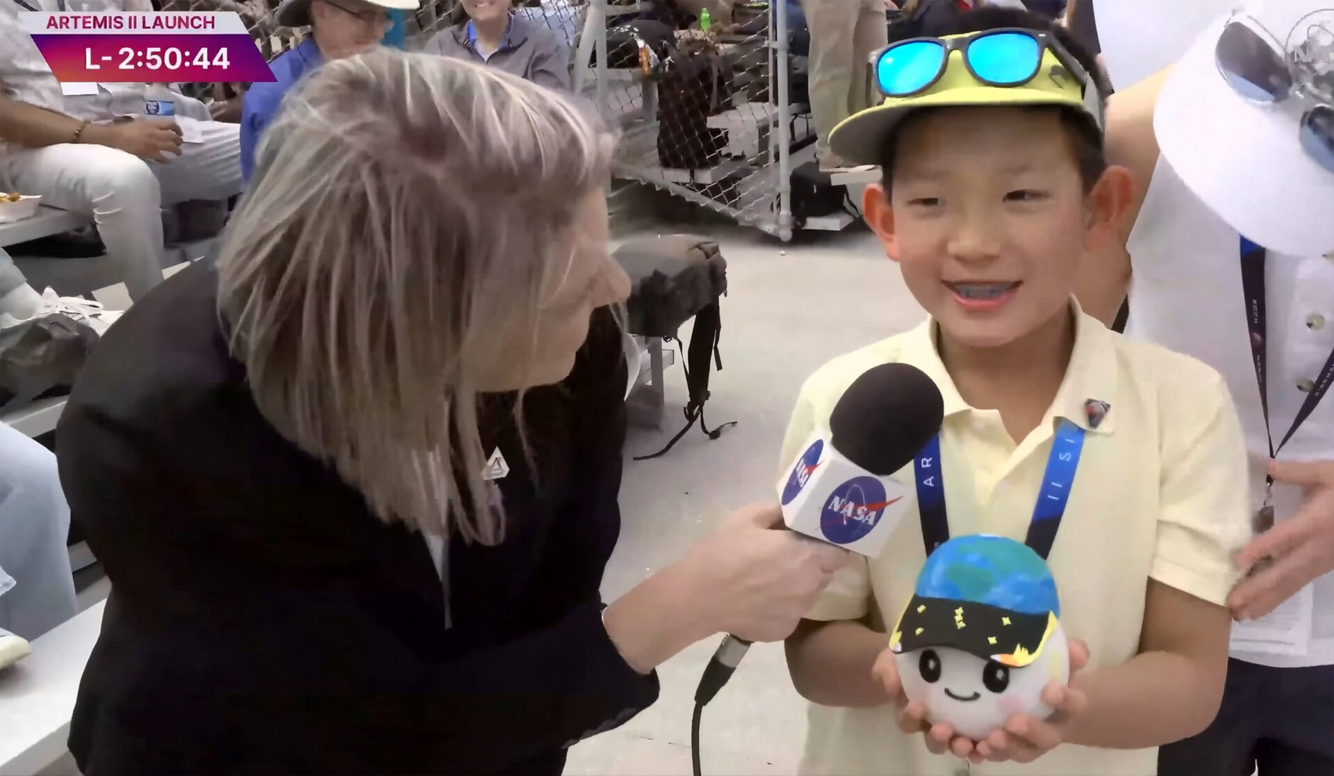 Artemis 2: mascote de pelúcia criado por criança flutua na missão à Lua