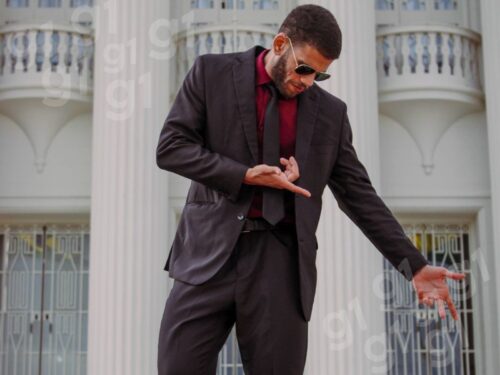 Influenciador acreano Vitor Macário conquista milhões com dança e terno estiloso