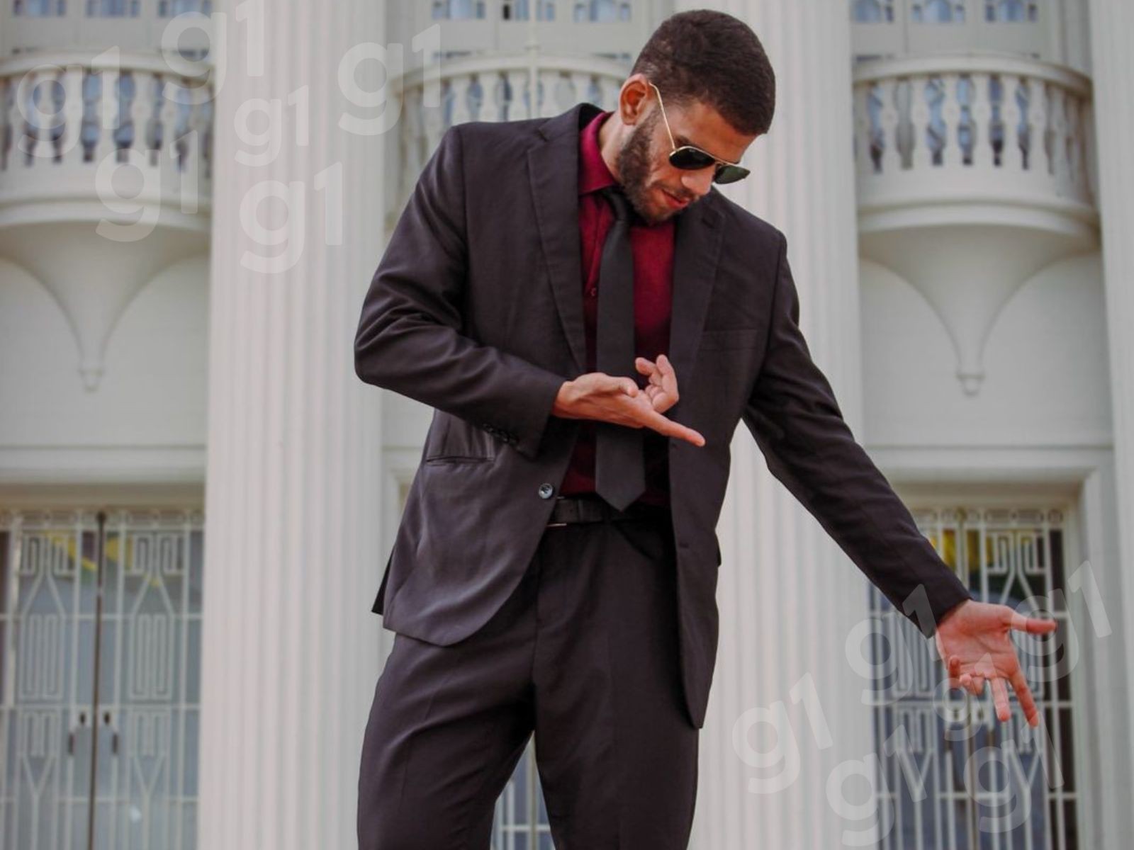 Influenciador acreano Vitor Macário conquista milhões com dança e terno estiloso