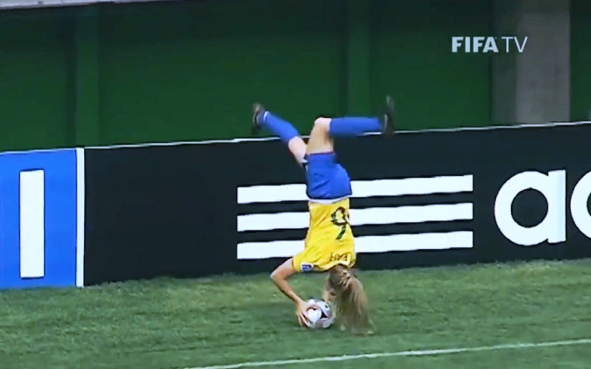 Posso pisar na linha para cobrar lateral? Tudo sobre a regra no futebol