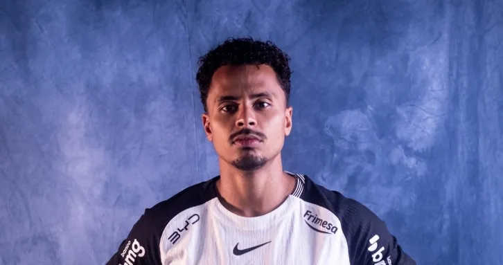 Volante do Corinthians enfrenta julgamento no STJD por gesto polêmico no Brasileirão